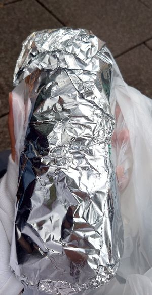 Jumbo Döner Größe Vergleich Hand at Schanzen Döner in Hamburg