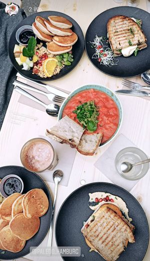 Veganes Frühstück mit Süßkartoffel-Hummus Sandwich, Bananenpancakes und Skakshuka. at Paledo in Hamburg