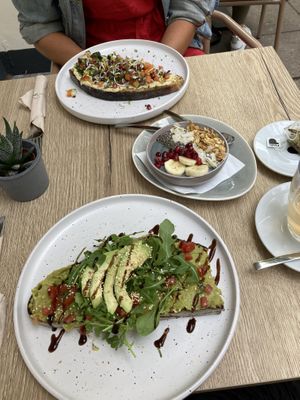 Hummus toast, avocado toast and small smoothiebowl to share😄(all vegan) at Paledo in Hamburg