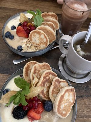 Porridge Bowl mit extra Pancakes als Topping, vegane heiße Schoki und Tee  at Paledo in Hamburg