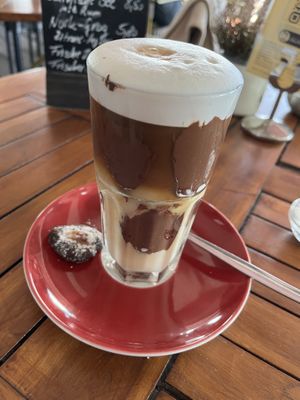 Kuhflecken-Latte mit Hafermilch  at Pferdestall in Borkum