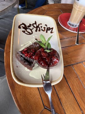 Schokoladentatar mit Heißen pflaumenkompott  at Pferdestall in Borkum