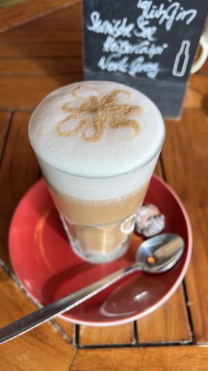 Latte Macchiato mit Erbsen Milch  at Pferdestall in Borkum