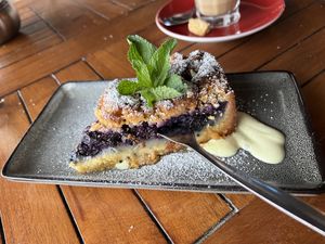 Blaubeere-Streusel Kuchen mit Vanillesoße Kann ich nur empfehlen ausgezeichnet😋  at Pferdestall in Borkum