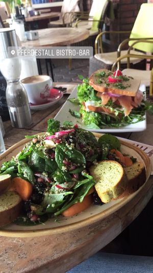 Spinat-Quinoa-Salat mit Macadamia Nüssen, Aprikosen und Heidelbeeren, dazu selbstgebackenes Bärlauchbrot (vegan) at Pferdestall in Borkum