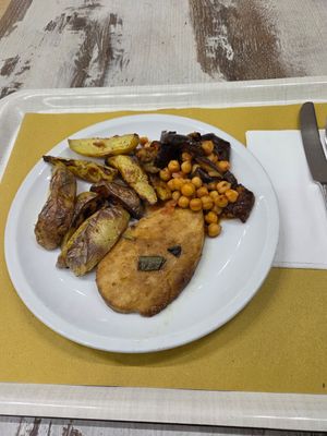 Chicken fillet with roasties, chickpeas and aubergines at Naturalmente in Assago