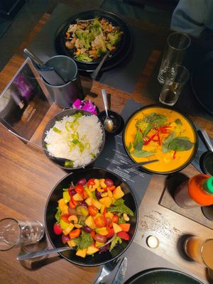 Mains, tofu curry, fried vegetables, summer salad at Wokshop in Rungsted