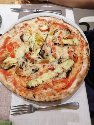 Pizza vegetale con verdure e mozzarella veg at Al Bivio degli Artisti in Martellago