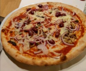 Pizza "Terra con funghi shitake, capperi, olive nere, cipolla di Tropea e formaggio vegan at Al Bivio degli Artisti in Martellago