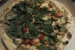 vegan pizza with chanterelle and dill sauce at Tabula Rasa in Aschaffenburg