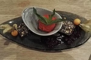 vegan desert, "snickers" praline with ice at Tabula Rasa in Aschaffenburg