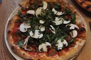 vegan pizza with mushrooms at Tabula Rasa in Aschaffenburg