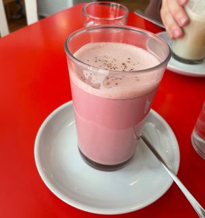 Rote-Beete-Latte at Ooh Baby I Like It Raw in Munich