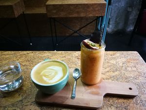 Almond latte and smoothie with apricot, pineapple and passion fruit at VanFruct Campineanu in Bucharest