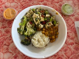 Four bowl: lemon garlic broccoli, chilled tofu caprese, golden spice chickpeas, cauliflower potato mash with holy kale sauce and coconut sriracha sauce #Veganuary at Fresh Kitchen in Bradenton