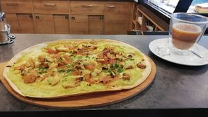 Köstlicher veganer Flammkuchen at Cafe Alter Markt in Euskirchen