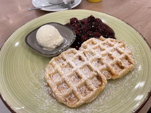 Vegane Waffeln mit Kirschen  at Cafe Alter Markt in Euskirchen