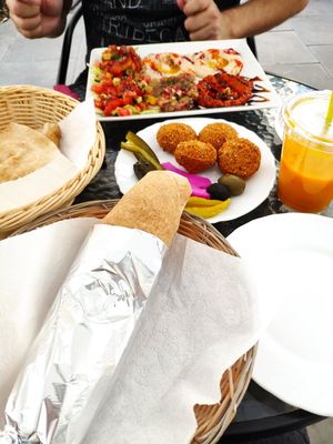 Kanapka z falafelem i serem (wegańskim) at Niedaleko Damaszku in Warsaw