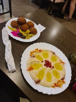 Falafels and hummus at Niedaleko Damaszku in Warsaw