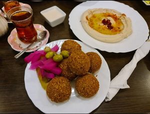 Falafel and hummus at Niedaleko Damaszku in Warsaw