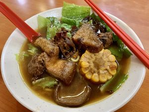 素肉骨茶面 ba ku teh noodles (herbal soup).  The herbal soup made with pepper is just nice for the cold raining weather . at Yi Xin Vegetarian 一心素食 in Central Singapore