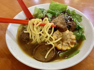 素肉骨茶面 - 冷冷的下雨天正好吃這藥材湯 at Yi Xin Vegetarian 一心素食 in Central Singapore