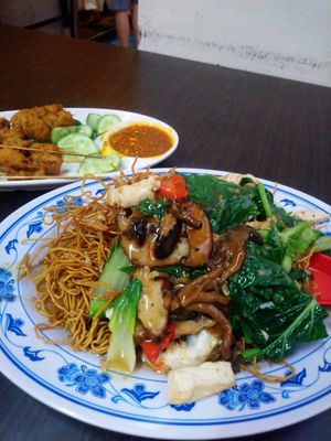 Crispy noodles and satay side dish at Yi Xin Vegetarian 一心素食 in Central Singapore