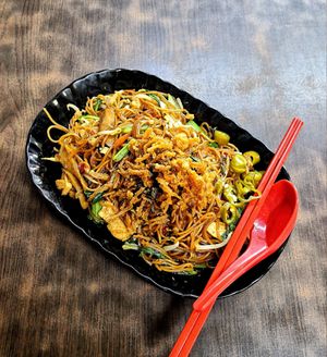 Fried fragrant yee mee with tofu, vegetables, mock meat, seaweed crisps, etc.
A, quick and simple tasty meal. #Veganuary at Yi Xin Vegetarian 一心素食 in Central Singapore