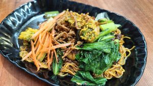 Wanton noodles at Yi Xin Vegetarian 一心素食 in Central Singapore