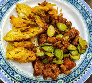 $3 only for sambal petai tempeh and veggies fritter, both were very delicious, most recommend at Yi Xin Vegetarian 一心素食 in Central Singapore