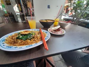 I couldn't resist tasting the noodles while waiting for the tom yum at Yi Xin Vegetarian 一心素食 in Central Singapore