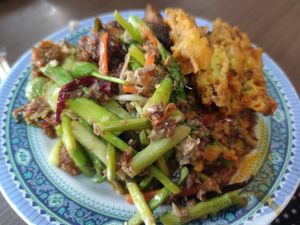 Mixed plate with brown rice at Yi Xin Vegetarian 一心素食 in Central Singapore