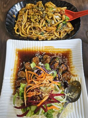 Black pepper udon (top) and vinegar fish (bottom) at Yi Xin Vegetarian 一心素食 in Central Singapore