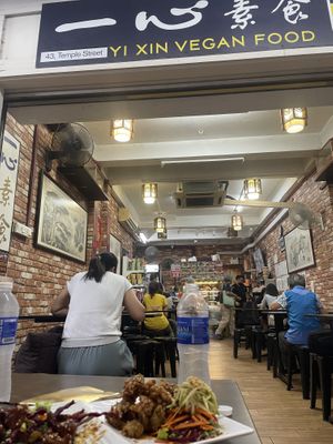 Outdoor and indoor seatingg  at Yi Xin Vegetarian 一心素食 in Central Singapore