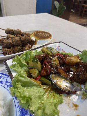 Satay “chicken” and sweet and sour “chicken”   at Yi Xin Vegetarian 一心素食 in Central Singapore