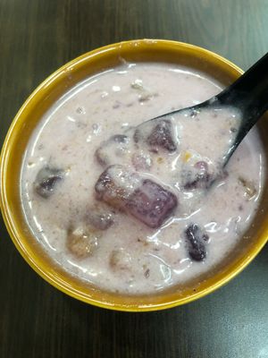Bo Bo Cha Cha (hot dessert) at Yi Xin Vegetarian 一心素食 in Central Singapore