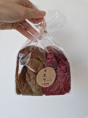 Assortiments of 4 different sliced breads made of rice at Oktoga - 옥토가 in Busan