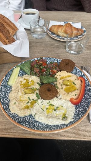 Veganer Frühstücksteller, Croissant und Fladenbrot  at Bellevue di Monaco in Munich