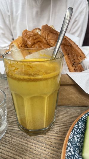 Goldene „Milch"  at Bellevue di Monaco in Munich