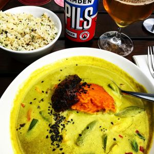 Green Coconut Curry, rice & Camden Pilsner at Wulf & Lamb Chelsea in London