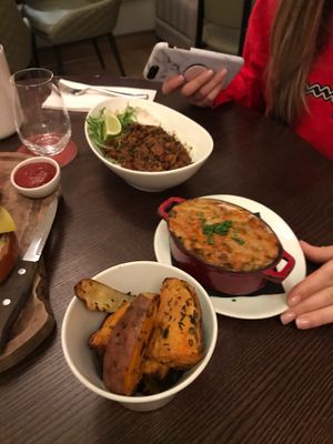 Chilli, Mac and cheese, and wedges at Wulf & Lamb Chelsea in London