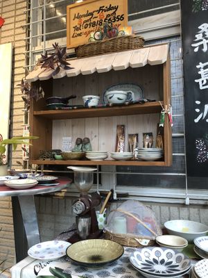 Hours written at top at Han Ji Pang  in Tainan