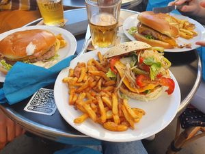The Last Vegan Burger (and my friend's non vegan ones) at HD Diner - Chatelet in Paris
