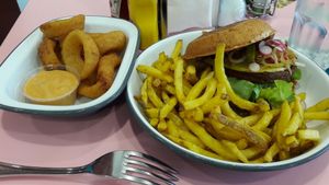 "Las Vegan" burger with fries and onion rings at HD Diner - Gare de l'est in Paris
