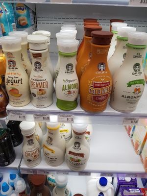 Almond creamers at Riba Smith Supermercado - Alta Plaza in Panama City