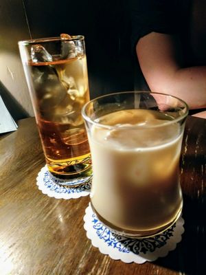 White Russian with almond milk and Peach Schnapps & oolong at hallogallo in Tokyo