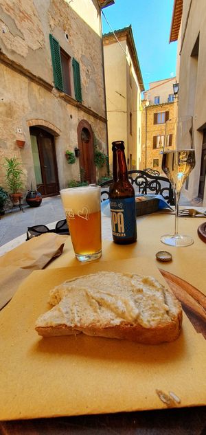 Toast faumage et crème d'artichaut at La Taverna di Re Artù in Pienza