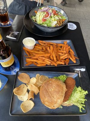 Broodje kroket, zoete aardappelfriet en kap karma de luxe😋 at Backstage Vegan Kitchen in Rotterdam