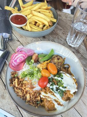 Big fries with extra ketchup, Indonesische Rendang without coriander   at Backstage Vegan Kitchen in Rotterdam