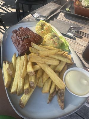 175g of juicy ribs with fries and potato saladd  at Backstage Vegan Kitchen in Rotterdam